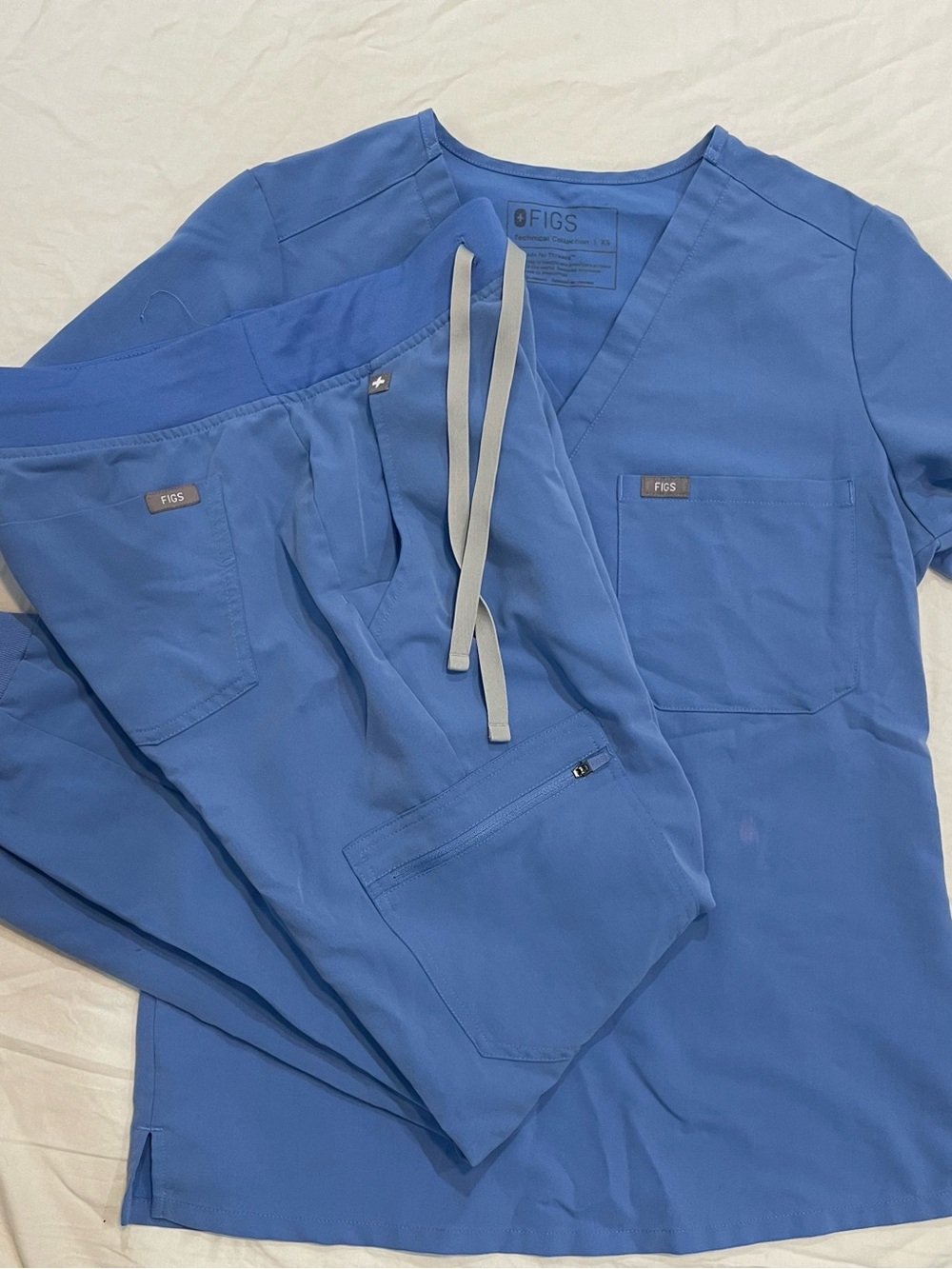Figs Women’s Ceil Blue Scrub Top & Jogger Pants Set